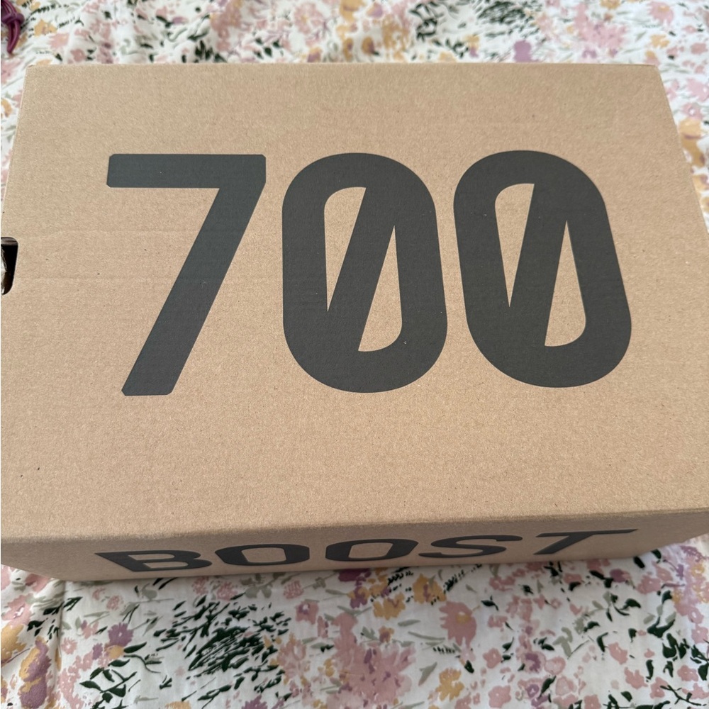 Yeezy 700 - Picture 7 of 7